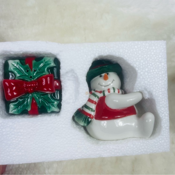 Fitz and Floyd Salt and Pepper Shaker Snowman and Present - Picture 3 of 8